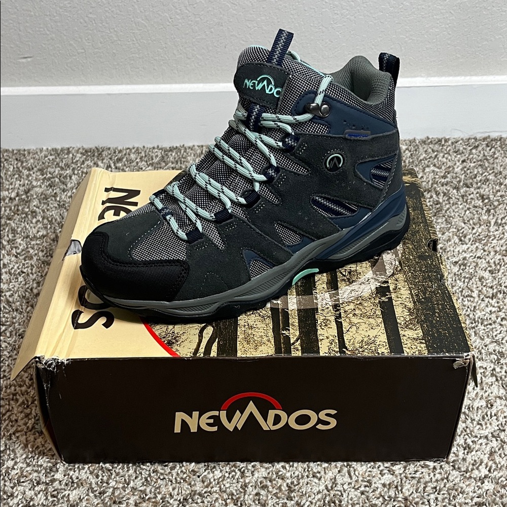 Nevados Women's Gray and Black‎ Athletic Shoes